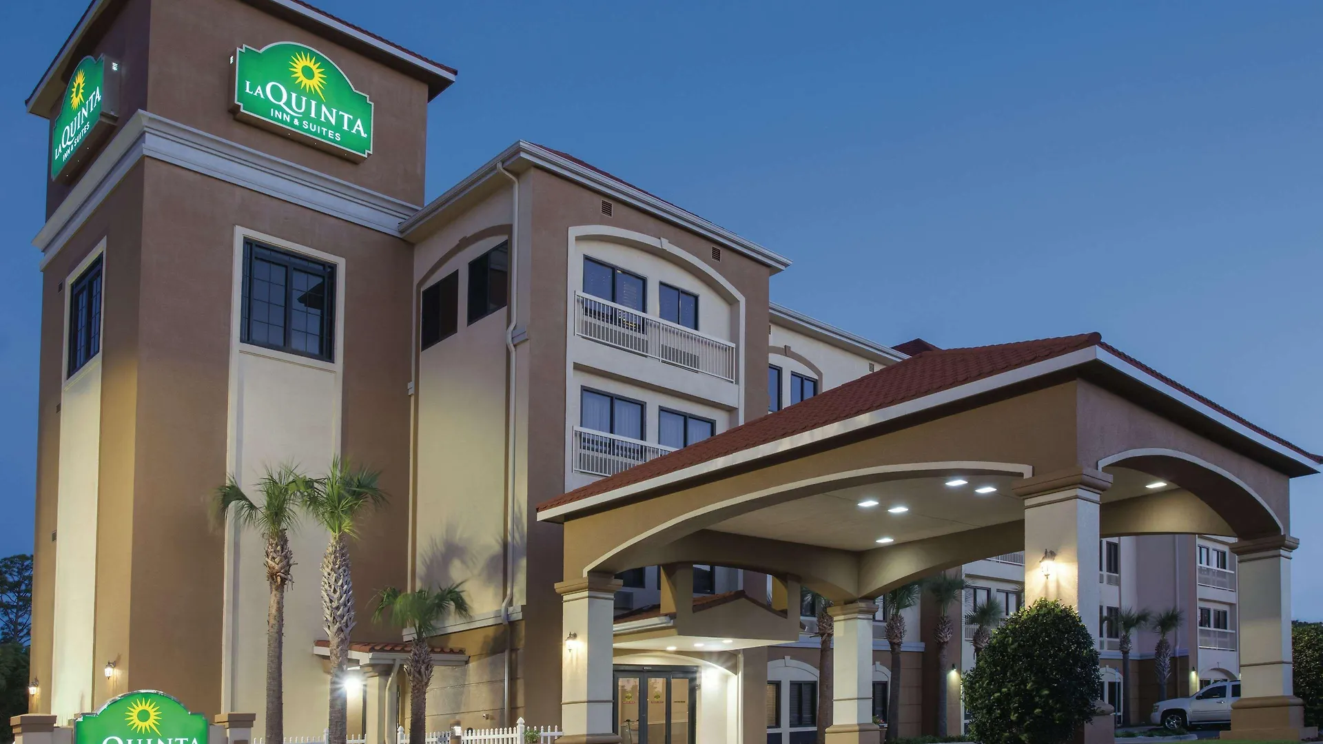 Where to Stay Near Air Force Armament Museum: 8 Budget Hotels