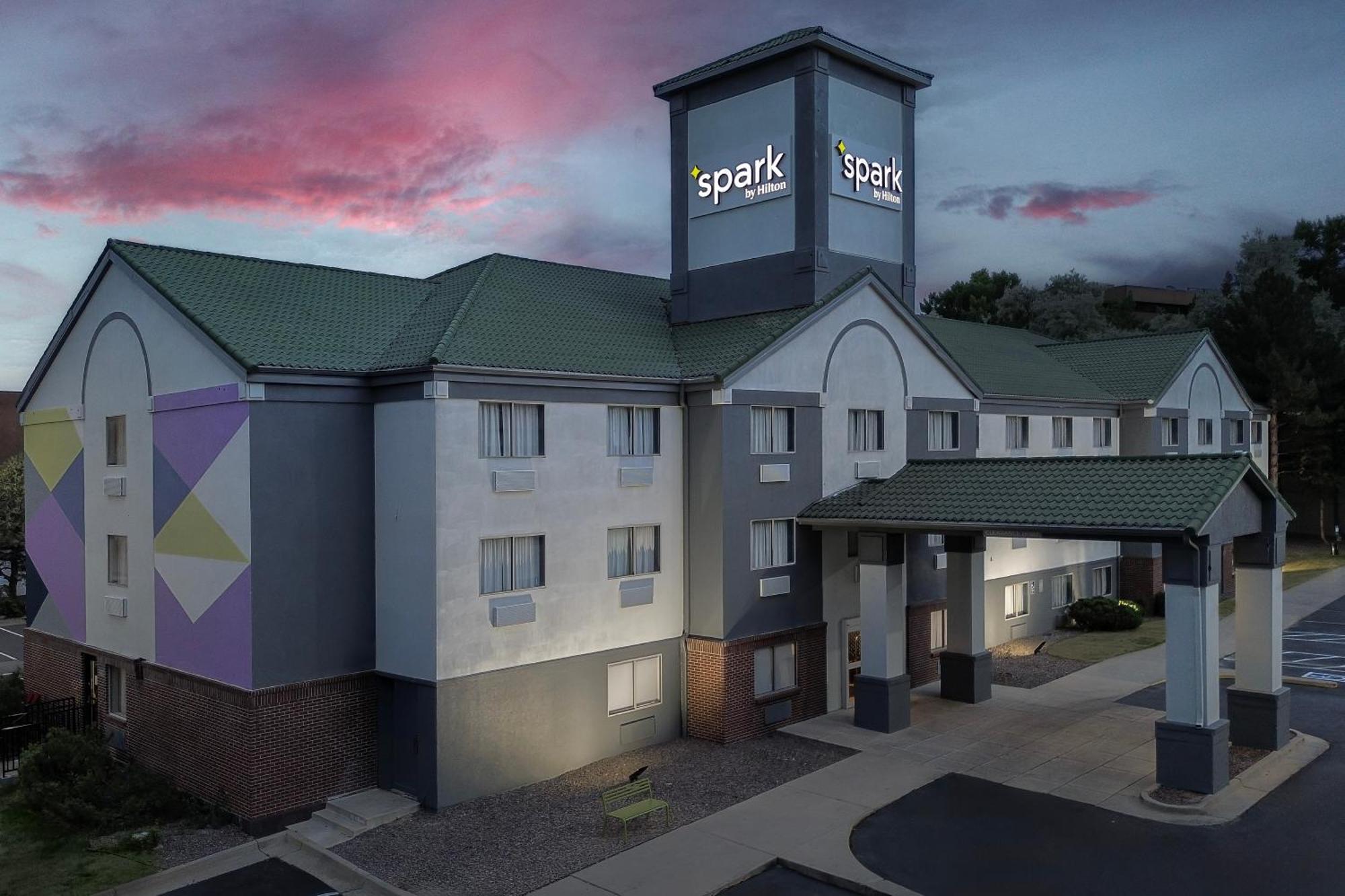 4 Hotels Near Jewell Park, Lakewood for Easy Denver Access