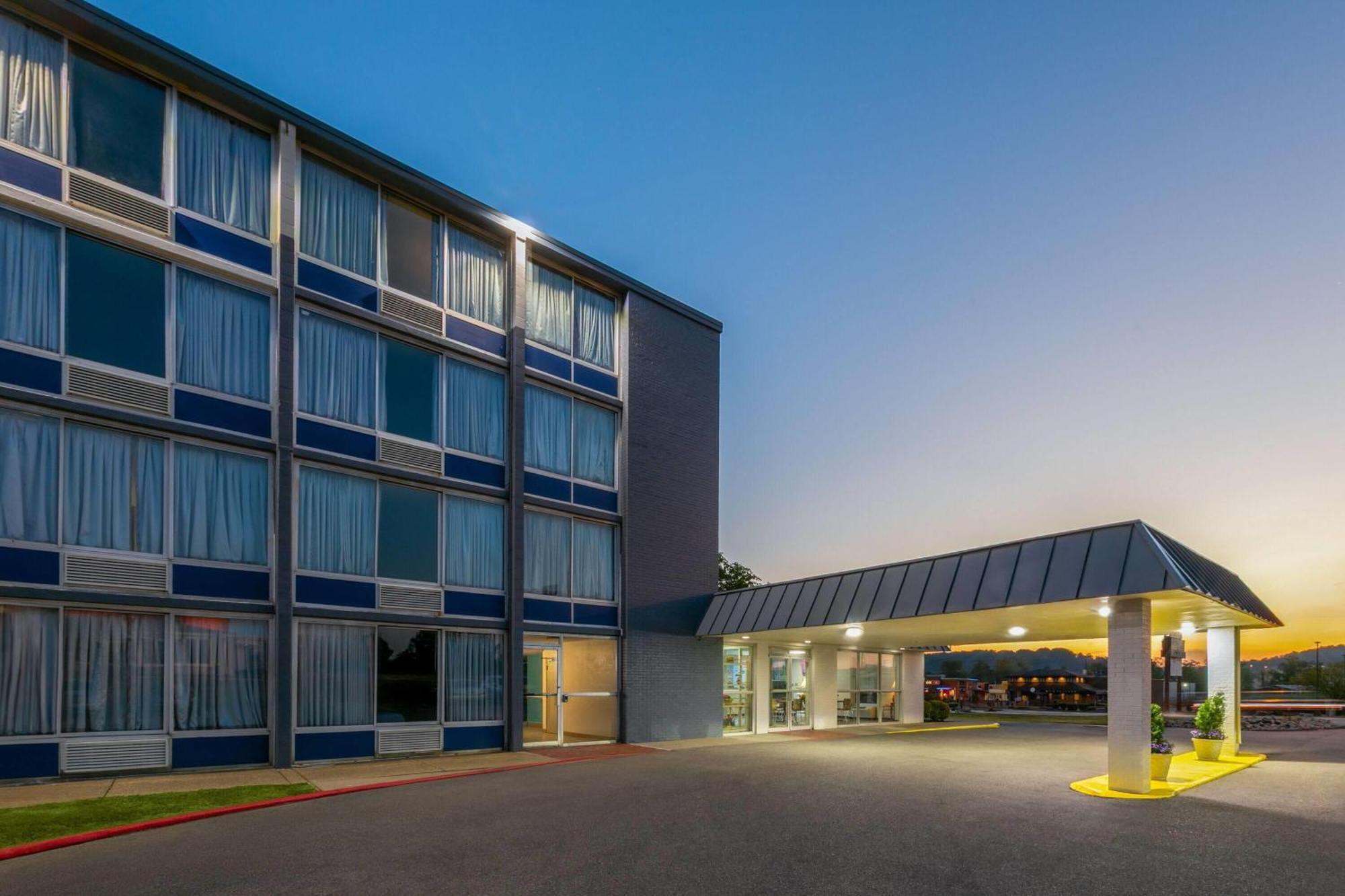 4 Smart Business Hotels Near Hopalong Cassidy Museum Worth Booking