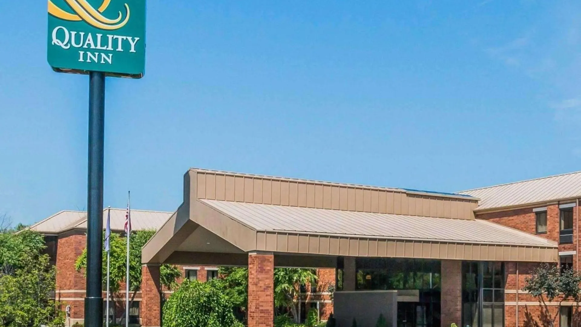 Staying Near Waterford Oaks Waterpark: 4 Budget Hotels Compared