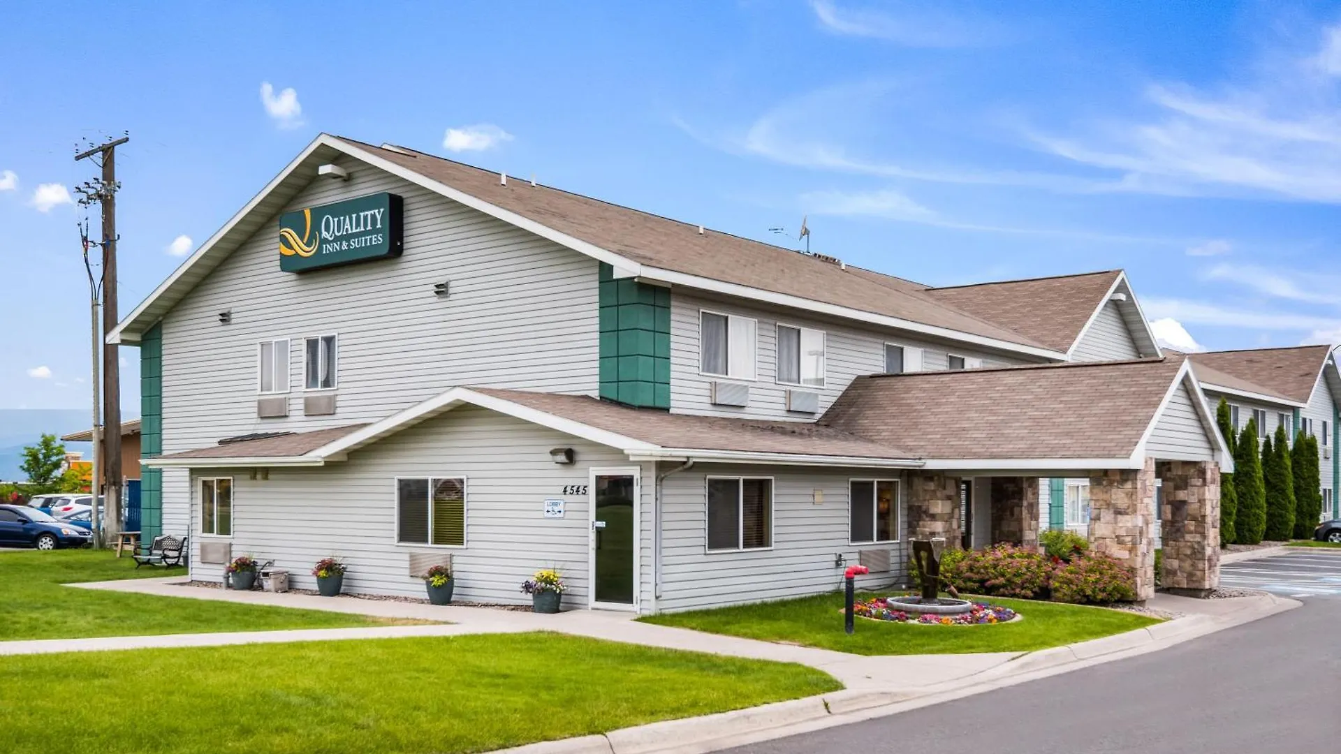 Staying Near Playfair Park: 4 Airport Hotels Compared