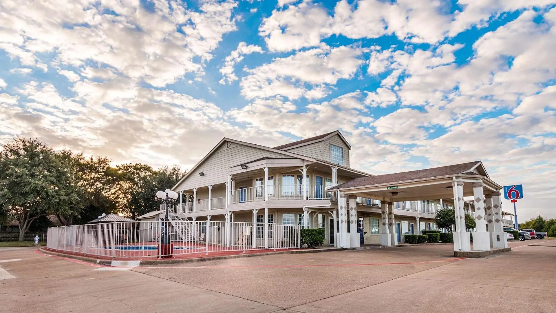 Where to Stay in Dallas-Fort Worth: 14 Best 3-Star Hotels