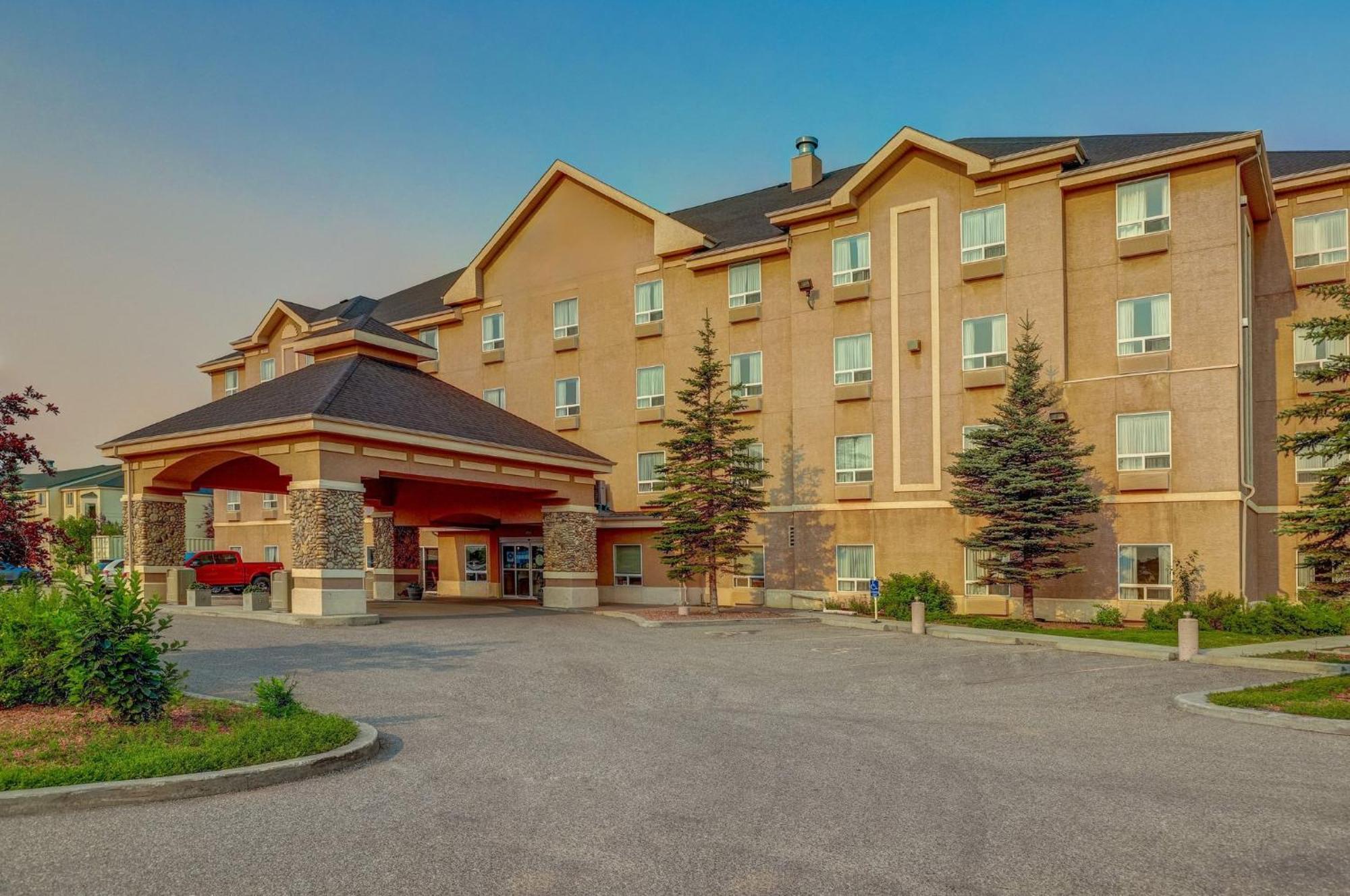 Staying in Alberta: 14 Budget Hotels Compared